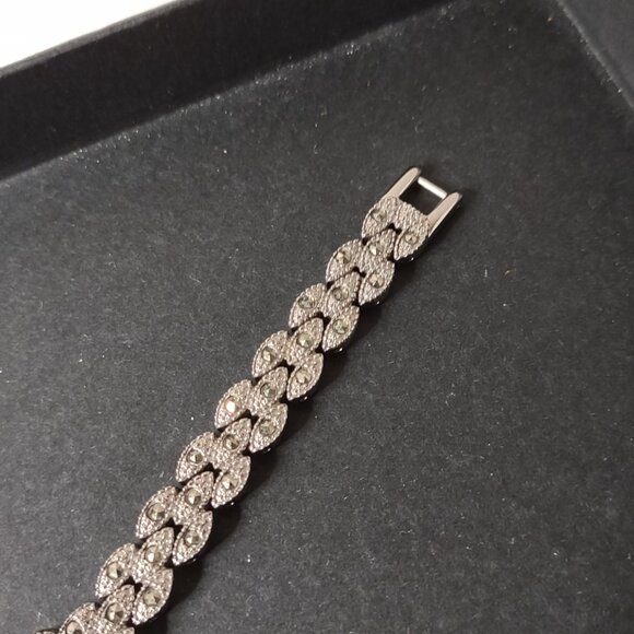 Very Pretty Armitron Now Watch - Picture 2 of 15